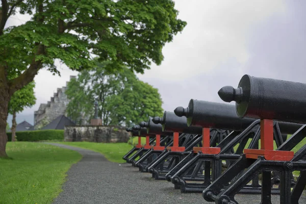 Κανόνες άμυνας της πόλης τοποθετημένοι στο κάστρο στο Μπέργκεν της Νορβηγίας — Φωτογραφία Αρχείου