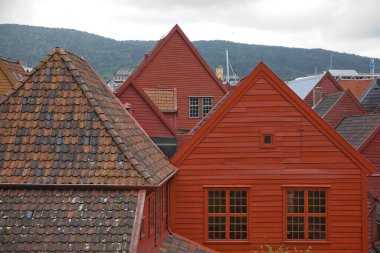 Norveç 'in Bergen kentindeki eski eski vintage evler ve klasik mimari