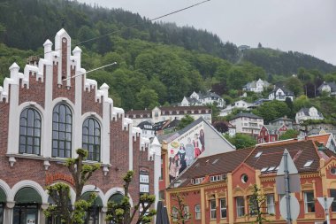 Norveç 'in Bergen kentindeki eski eski vintage evler ve klasik mimari