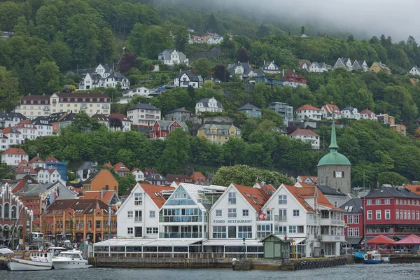 Velhas casas de madeira hansaetic construídas em linha no cais de Bergen fiorde são Património Mundial da UNESCO e muito popular para os turistas — Fotografia de Stock