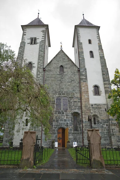 Mariakirken, St. Marys kerk, in Sandviken, Bergen, Noorwegen. Voorzijde van de kerk met de twee klokkentorens — Stockfoto