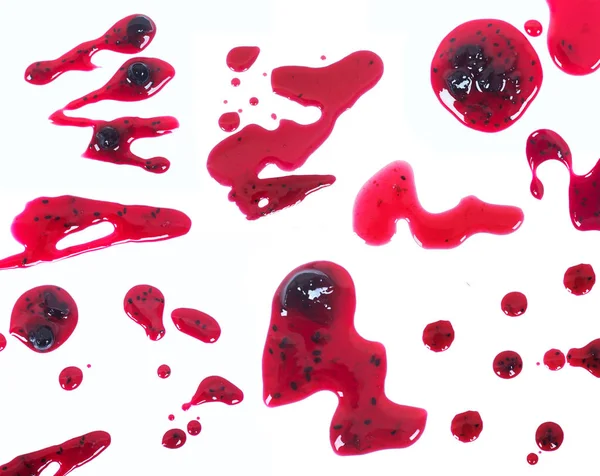 红色浆果果酱飞溅，滴在白色背景上孤立. — 图库照片