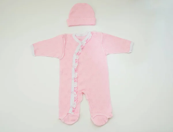 Kleidung für neugeborene Mädchen auf weißem Hintergrund — Stockfoto