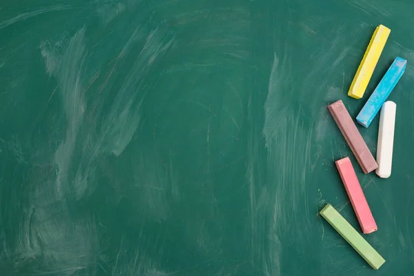 Krijt uitgewreven op groen schoolbord voor achtergrond of textuur — Stockfoto