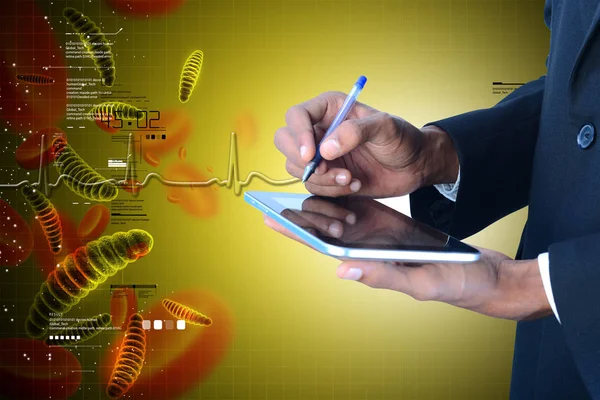 DNA ve bakteri dijital tablet ile gösterilen adam — Stok fotoğraf
