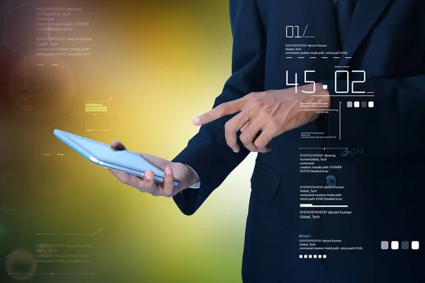 Ψηφιακή απεικόνιση του επιχείρηση άνθρωπος ελέγχοντας φορά στο ψηφιακό tablet — Φωτογραφία Αρχείου