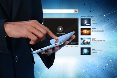  Genç adam bir tablet bilgisayar kullanarak dijital illüstrasyon