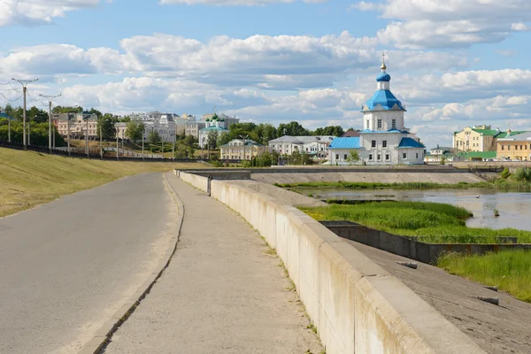 02. Juni 2016: Foto der Straße zu einem orthodoxen Tempel. Tscheboksar. — Stockfoto