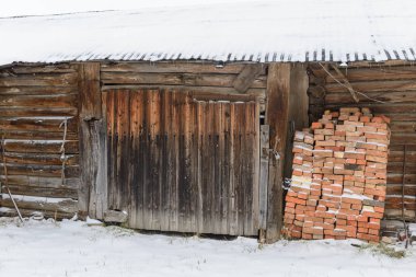 Eski terk edilmiş ahır karla kaplı çatılı