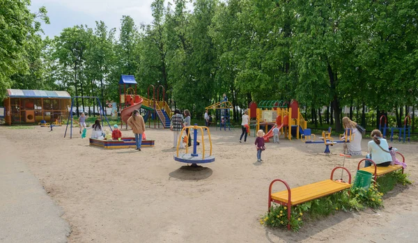 24 mei 2016: Kinderen met ouders in de speeltuin — Stockfoto