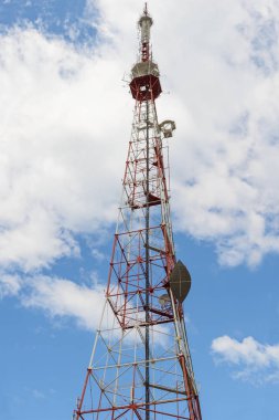 Telekomünikasyon donanımları arka planda ile yüksek Tv Kulesi