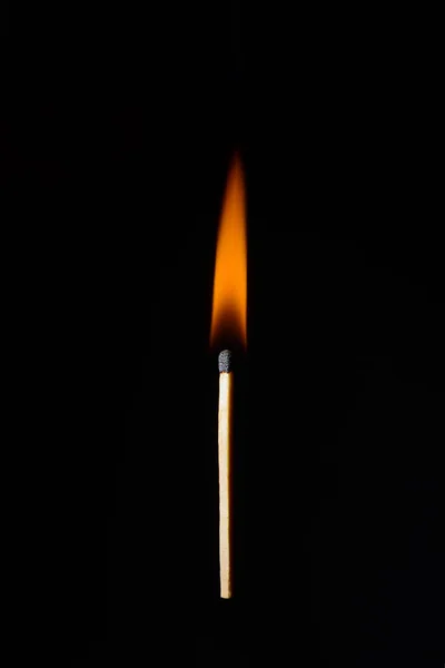黒い背景に 1 つの燃焼の一致 — ストック写真