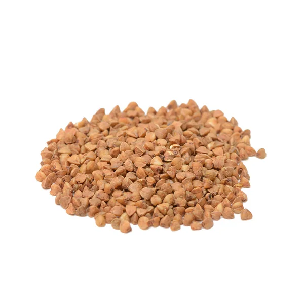 Mucchio di chicchi di grano saraceno su uno sfondo bianco — Foto Stock