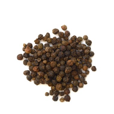 Beyaz bir arka plan üzerinde siyah biber taneleri