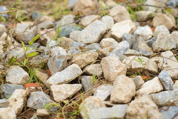 Mazzo di rocce e granito a terra — Foto Stock