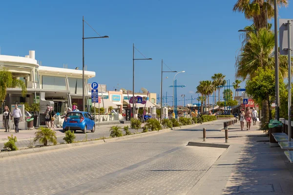 Rua turística pequena cidade no Mediterrâneo S — Fotografia de Stock