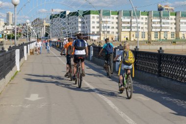 02 Haziran 2016: çocuklar şehirde bir yaya köprüsü üzerinde bisiklet sürmek. C