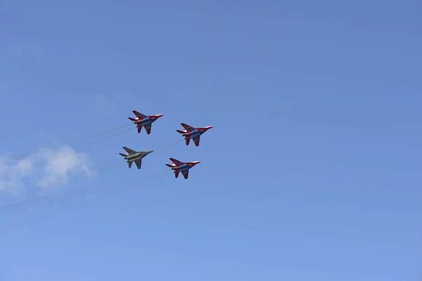 Cuatro combatientes MiG-29 en el cielo azul — Foto de Stock