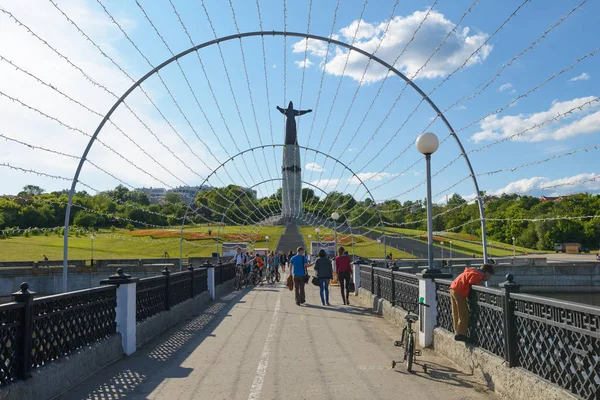 06. Juni 2016: Foto von Bewohnern der Stadt gehen über — Stockfoto