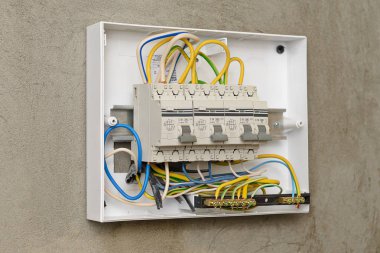 Devre kesiciler bir duvar plastik bir kutu içinde