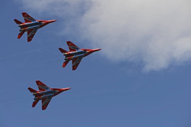 Üç avcı Mig-29 mavi gökyüzünde mücadele