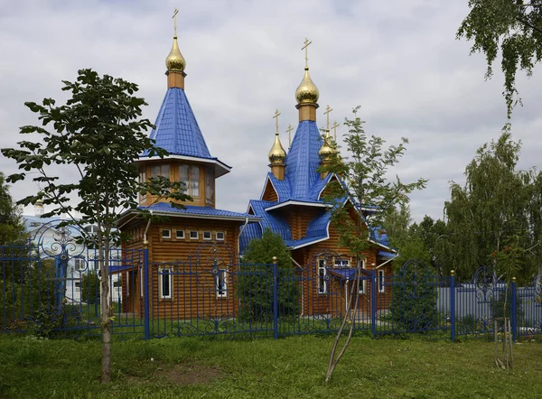 Timrade ortodoxa kapell med guld kupoler på en molnig dag — Stockfoto