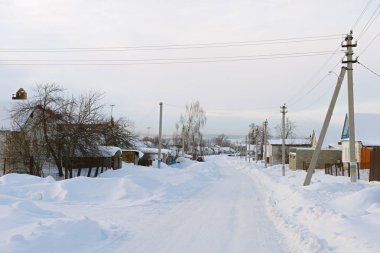 Rus köy kış öğleden sonra temizleyin
