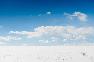 Kar alan ve mavi gökyüzü bulutlu