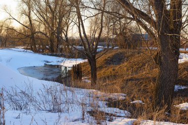 Bahar, yatay, snowdrifts ve bir su birikintisi