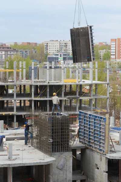 15 mei 2017: Foto van de constructie van een gebouw met meerdere verdiepingen. — Stockfoto