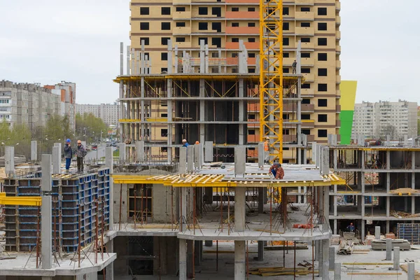 15 de mayo de 2017: Foto de la construcción de un edificio de varios pisos . — Foto de Stock