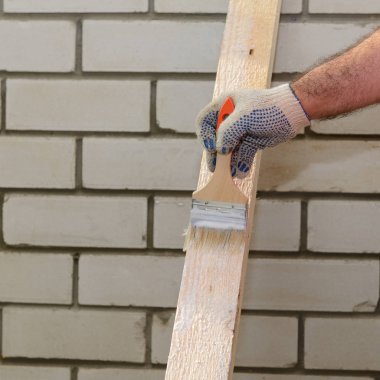 Bir fırça ile el ile beyaz azure ahşap blok boyalar