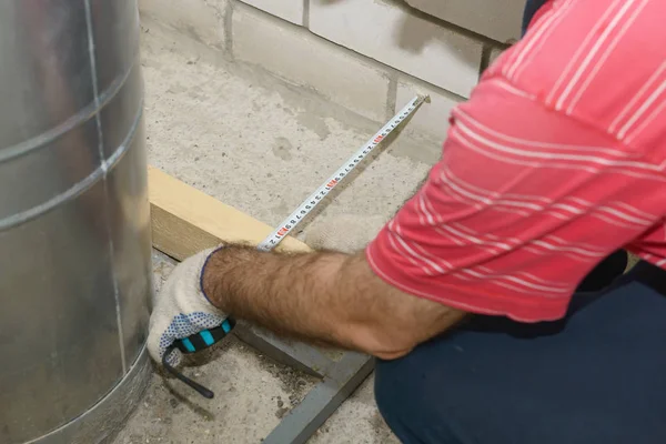 Usta bir mezura kullanarak mesafe ölçer