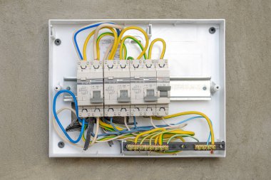 Devre kesiciler bir duvar plastik bir kutu içinde