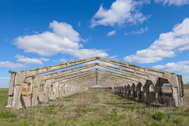 Yeşil Yaz sahada terk edilmiş eski bir binada çerçeve