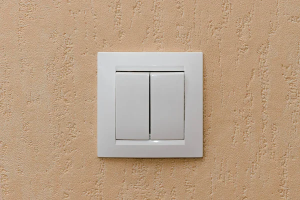 Interruptor de luz dupla na parede bege com textura — Fotografia de Stock