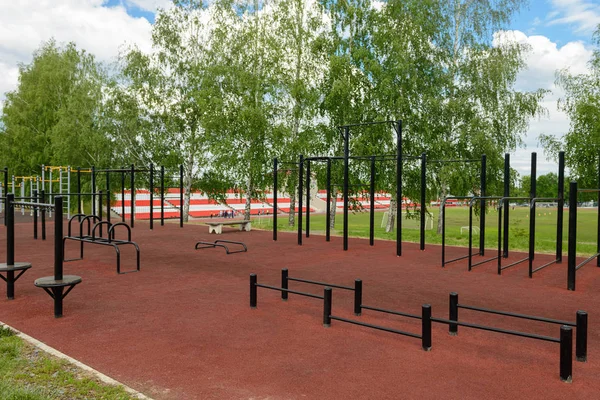 Spor alanı ile spor malzemeleri stadyum yakınında