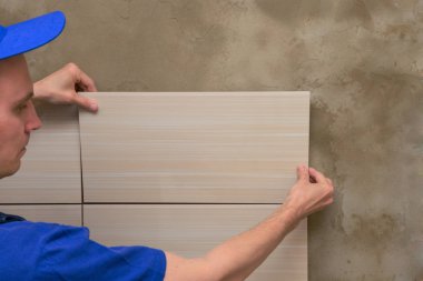 Tulum yöneticisinde Seramik karo duvara koyar.