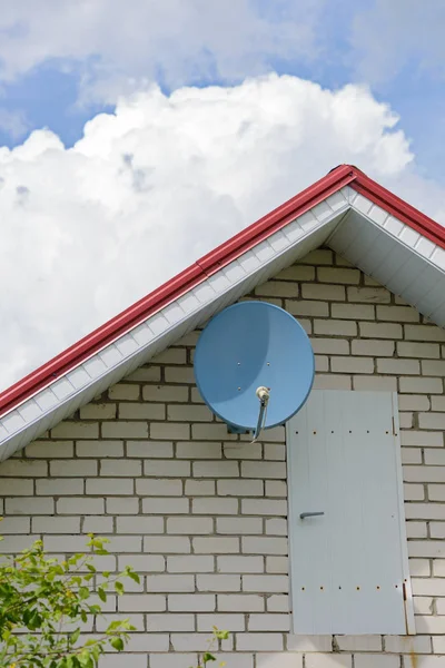 Antenne parabolique sur le mur de la maison — Photo