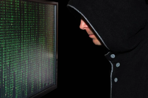 Yeşil ile monitör ekran önünde başlıklı hacker