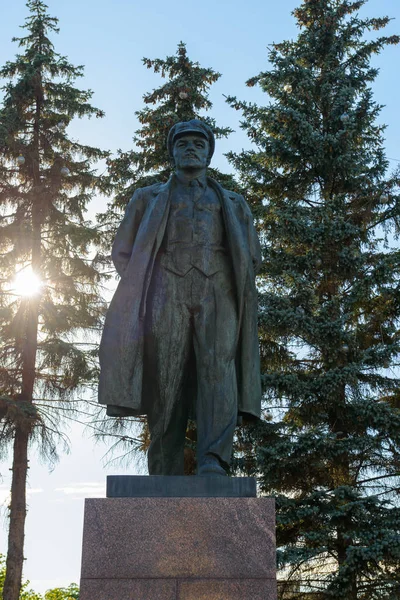 Vladimir İlyiç Lenin bir anıt tam büyüme