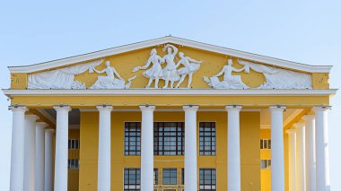 Tiyatronun arka plan o varil ile alınlıklı
