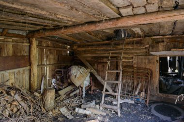 Bir grup nesneleri ve enkaz eski bir ahşap ev