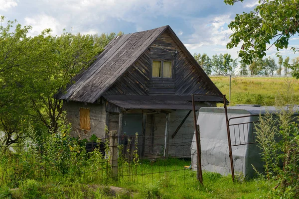 Yakında çökecek eski ahşap ev — Stok fotoğraf