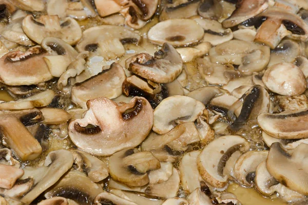 Posiekane pachnące grzyby są smażone w oleju roślinnym — Zdjęcie stockowe
