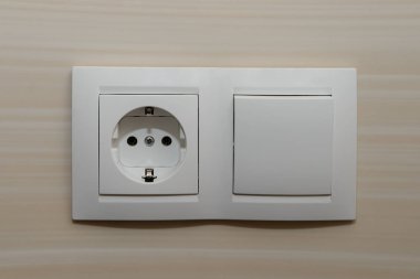 Döşeme da duvardaki düğmeye ile çift yuva