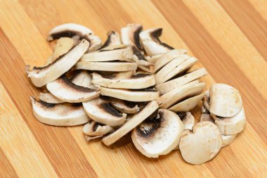 Ahşap kesme tahtası üzerinde kıyılmış petrol