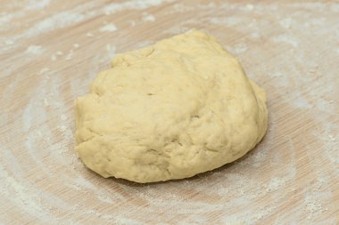 ahşap bir masa üzerinde hamur parçası