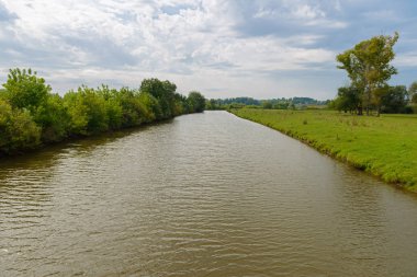 nehir bir ormanlık alanda bulutlu havalarda