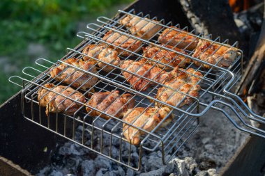 Ocak ızgarası kömürlerin üzerinde domuz parçaları kızartma
